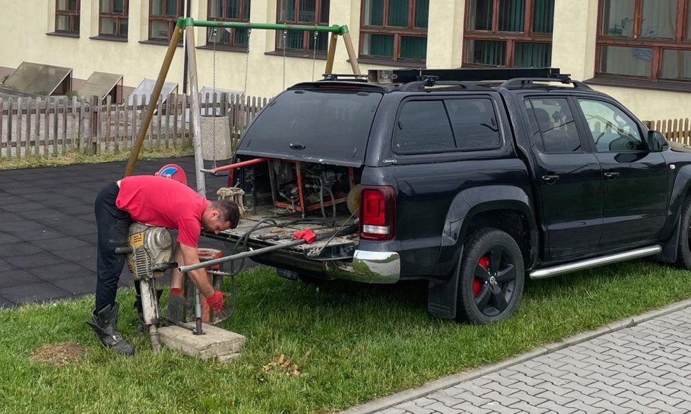 rafal gucwa geotester pakuje sprzęt po odwiercie geologicznym