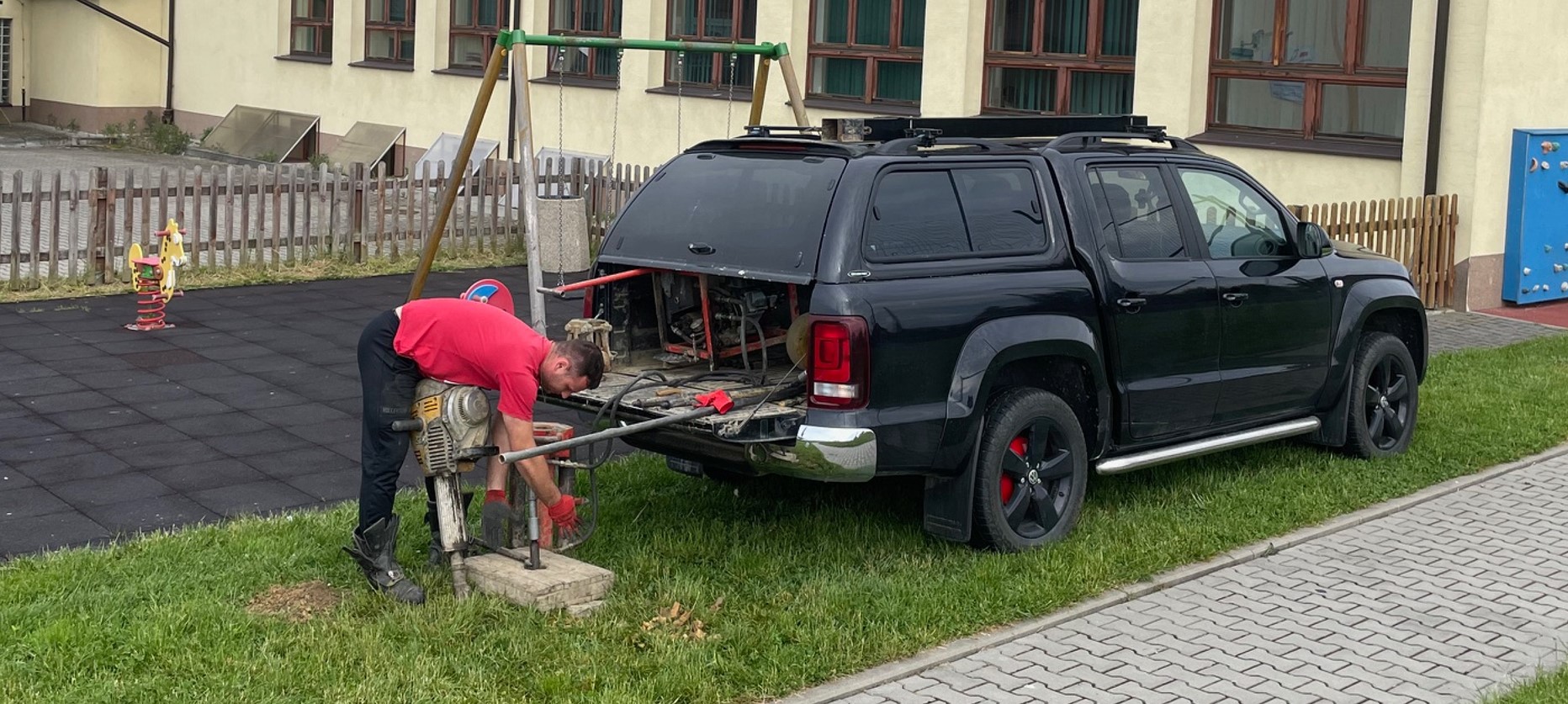 rafal gucwa geotester pakuje sprzęt po odwiercie geologicznym