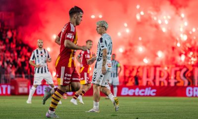 widok zawodników oraz trybun podczas meczu otwarcia stadionu sandecji wspaniały doping kibiców sandecji