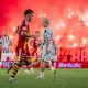 widok zawodników oraz trybun podczas meczu otwarcia stadionu sandecji wspaniały doping kibiców sandecji