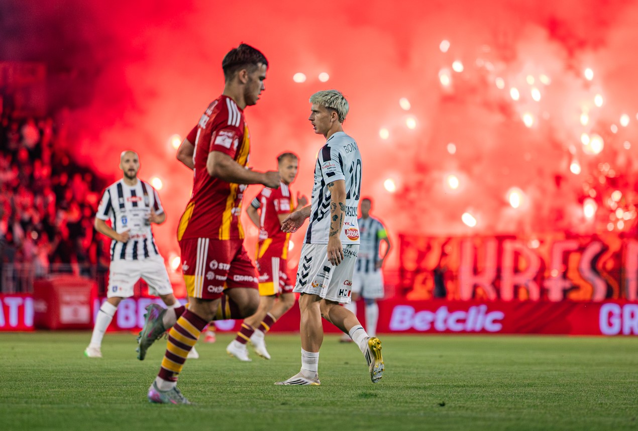 widok zawodników oraz trybun podczas meczu otwarcia stadionu sandecji wspaniały doping kibiców sandecji