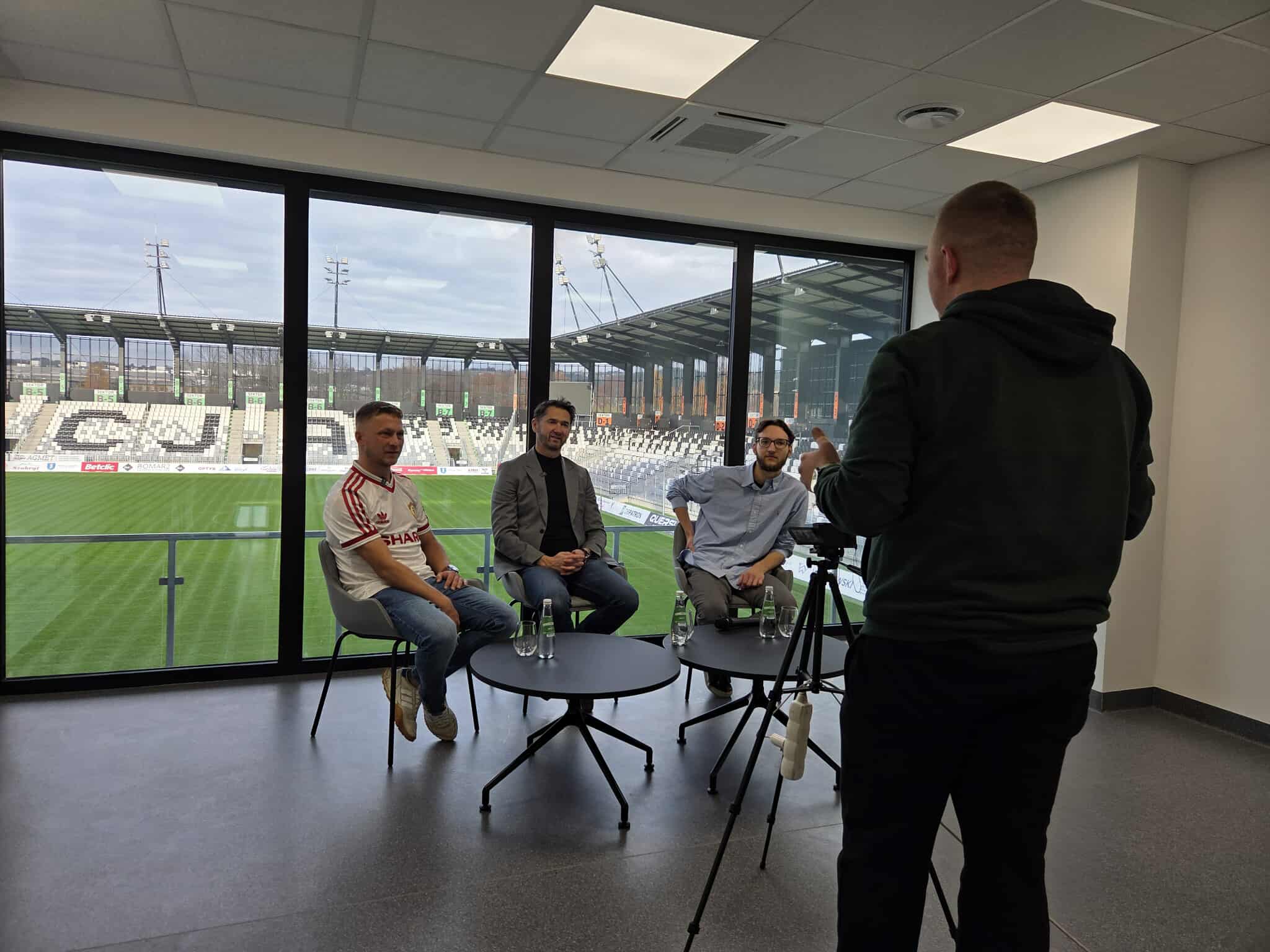 nagranie podcastu na stradionie MKS Sandecja